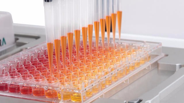 Automated pipetting robot processing a multi-well plate